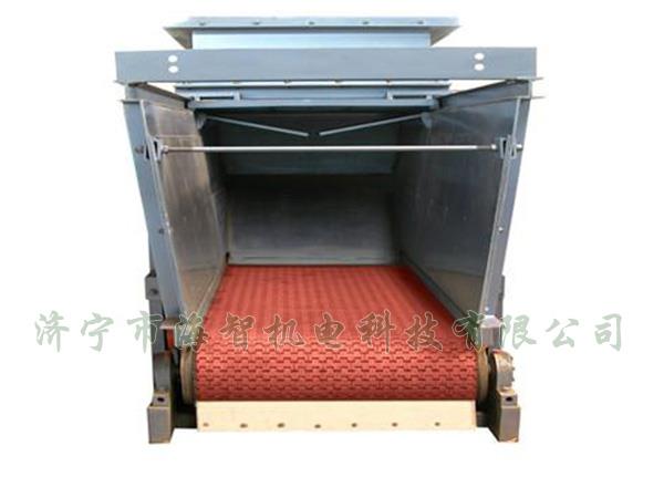 防腐蝕帶式（甲帶）給料機采用了防打滑膠帶，防止在物料輸送過程中造成撒料后果